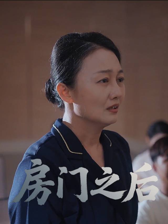 房门之后封面
