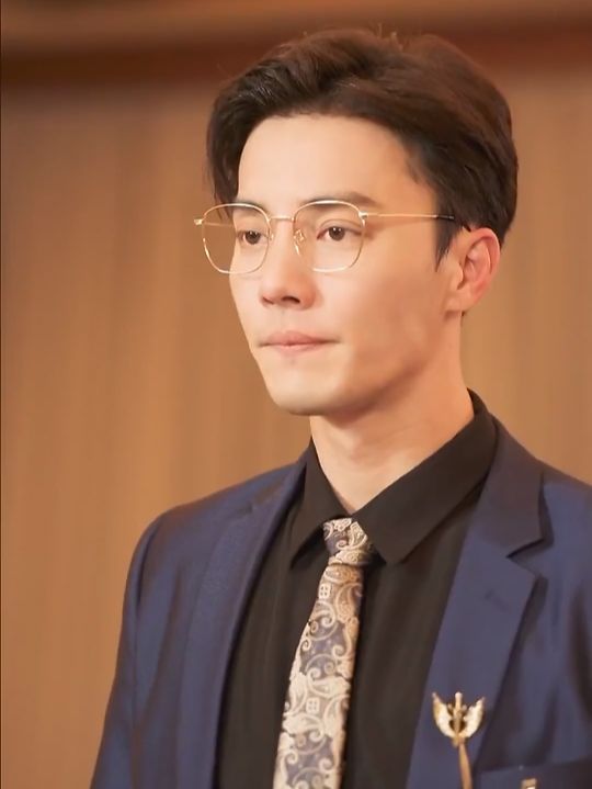 阴差阳错总裁的隐秘契约封面