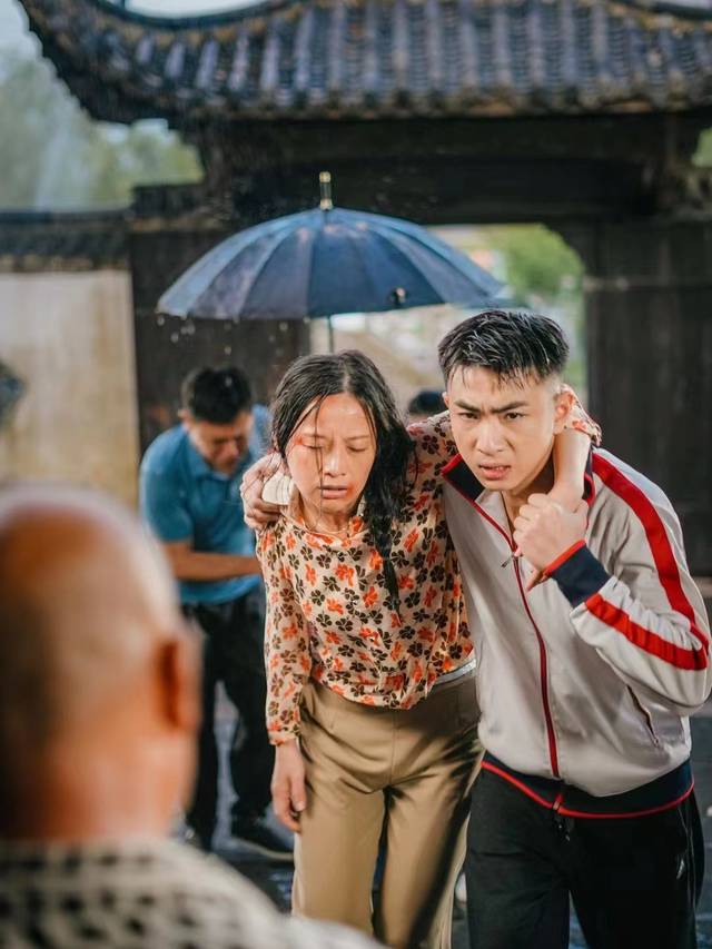 冠军背上的女人封面