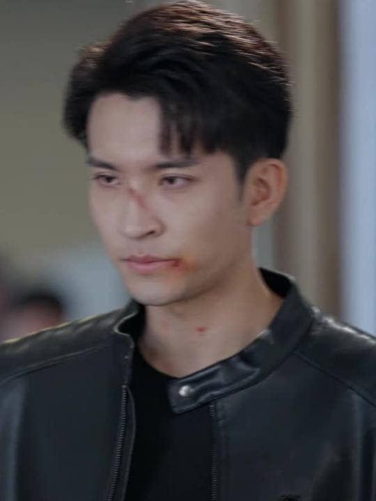 雨落之时群狼噬主封面