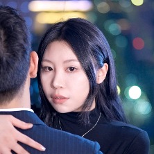 他在左 她在佑封面